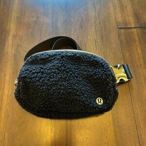 Lululemon Everywhere Belt Bag Fleece Sherpa Black Gold Hardware